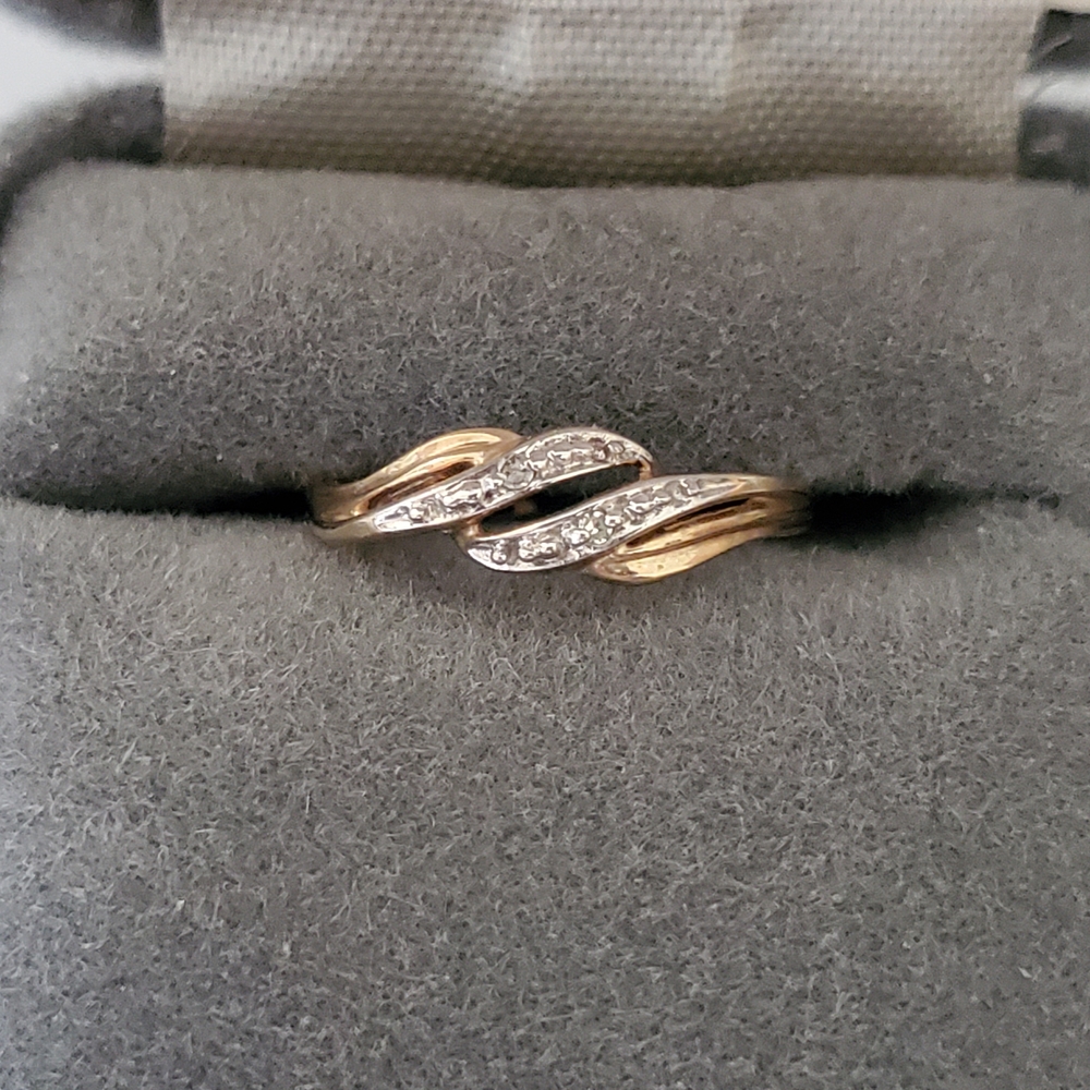 Elegant Two-Tone Wave Diamond Accent Ring - Gold and Silver